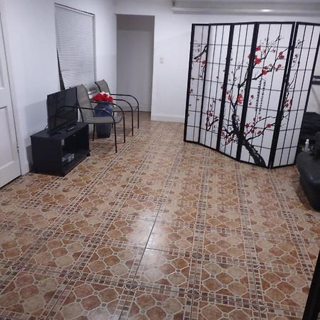 Omar'S Place - Shared Rooms マイアミ エクステリア 写真